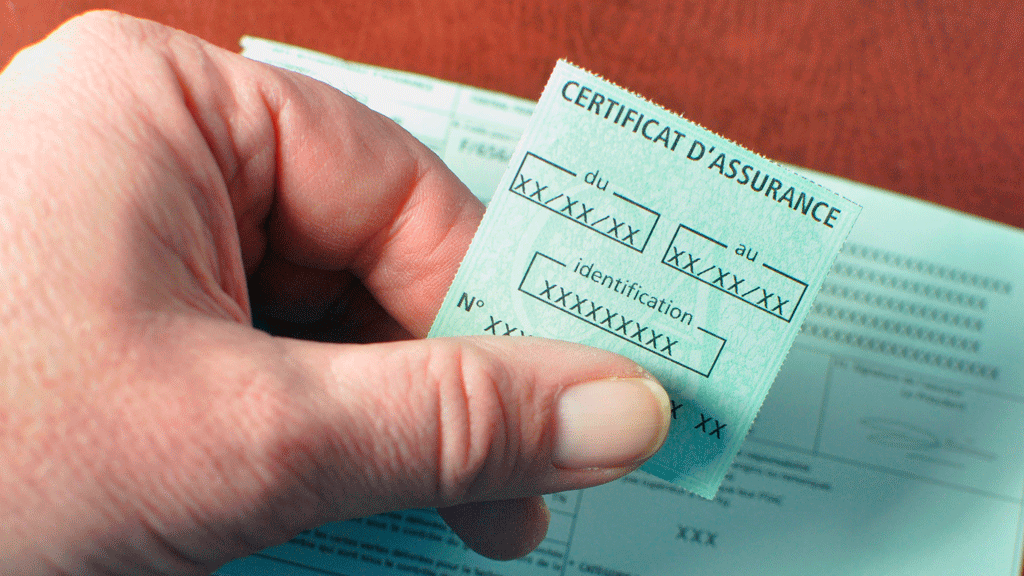 Carte verte et clés de voiture sur table de cuisine familiale illustrant les documents assurance auto