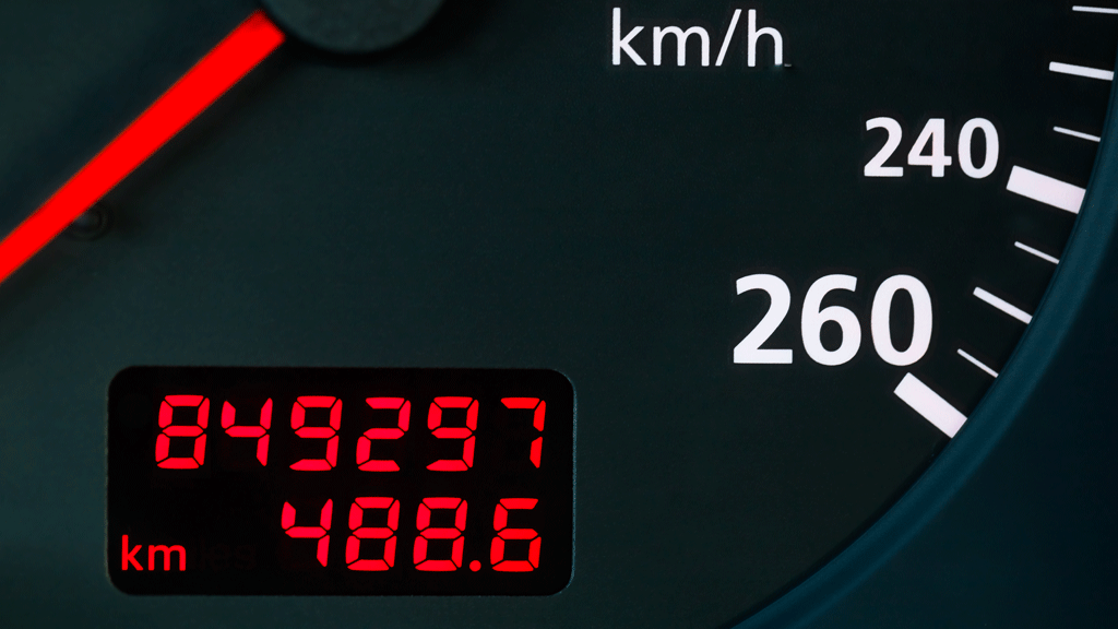 Intérieur véhicule avec compteur kilométrique visible pour calcul assurance auto